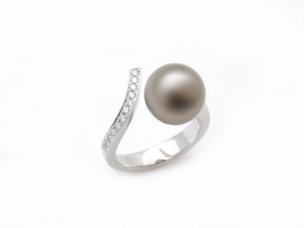 Ein silberner Ring mit einer grauen Perle und kleinen Diamanten.