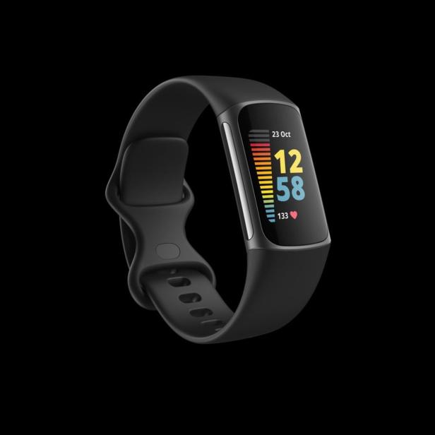 Ein schwarzes Fitness-Armband zeigt die Uhrzeit 12:58 und das Datum 23. Oktober an.