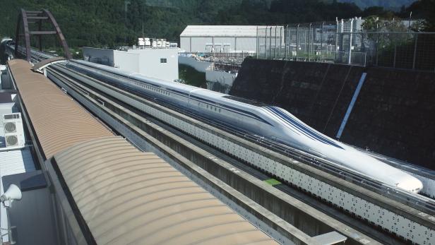 Ein japanischer Magnetschwebebahnzug auf einer Teststrecke.