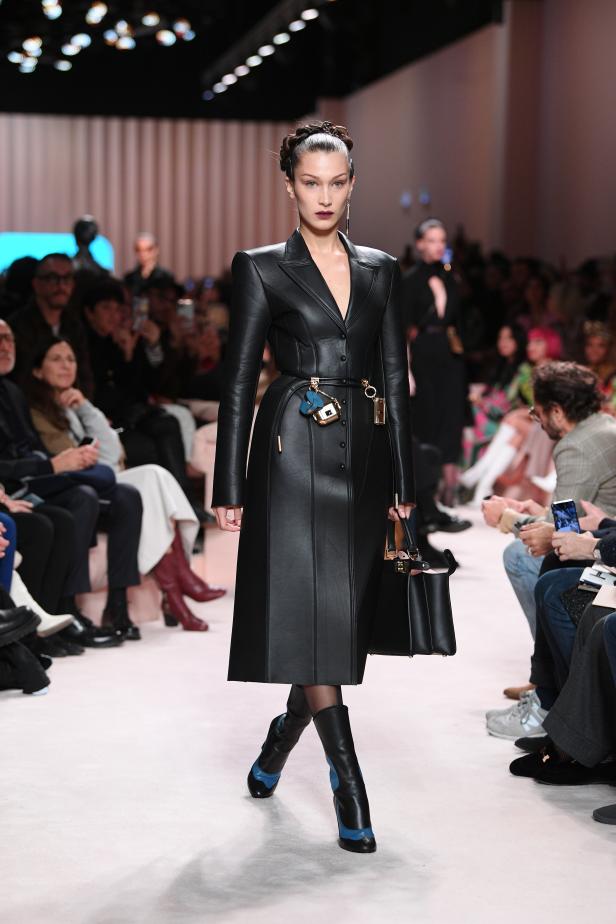 Bella Hadid läuft in einem schwarzen Ledermantel auf dem Laufsteg.