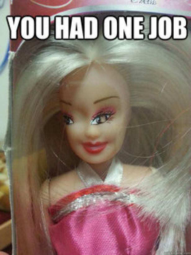 Eine Puppe mit ungleichmäßigem Haaransatz und dem Text „You had one job“.