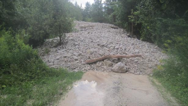 Loiblpass Straße im Bezirk Klagenfurt-Land nach einem Murenabgang Monsun im Murtal, überflutete Keller im Burgenland