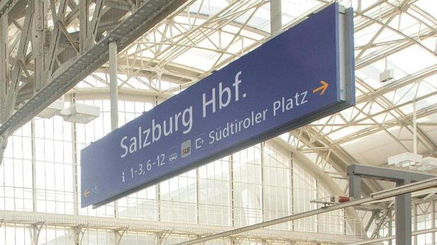 Ein Wegweiser im Bahnhof zeigt die Richtung zum Salzburger Hauptbahnhof und Südtiroler Platz.