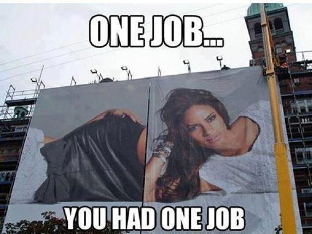 Ein schlecht ausgerichtetes Werbeplakat mit dem Bild einer Frau und dem Text „One Job… You had one job“.