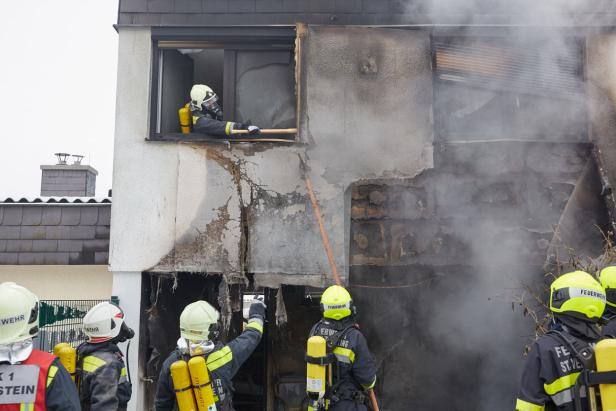 Bezirk Baden: Ehepaar konnte sich aus brennendem Haus retten