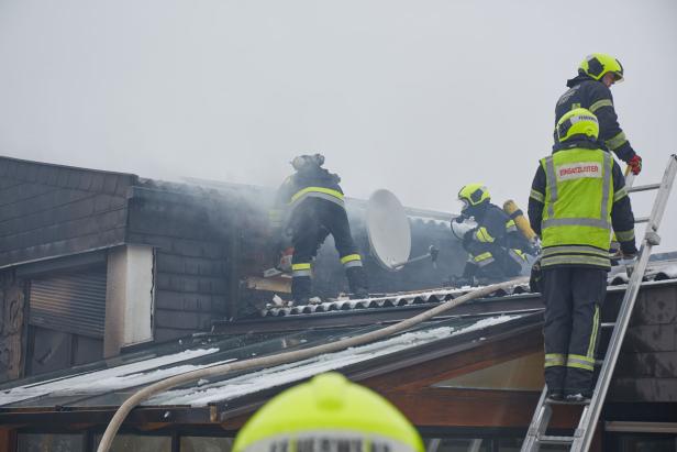 Bezirk Baden: Ehepaar konnte sich aus brennendem Haus retten