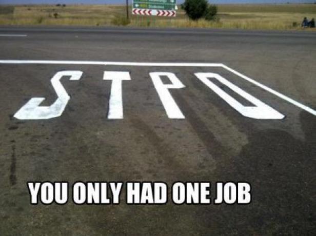 Auf der Straße ist „STPO“ statt „STOP“ geschrieben.