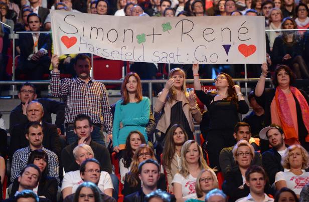 Zuschauer halten ein Transparent mit der Aufschrift „Simon + René Harsefeld sagt: Go!“.