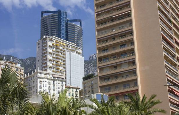 Mehrere hohe Gebäude in Monaco ragen in den Himmel.