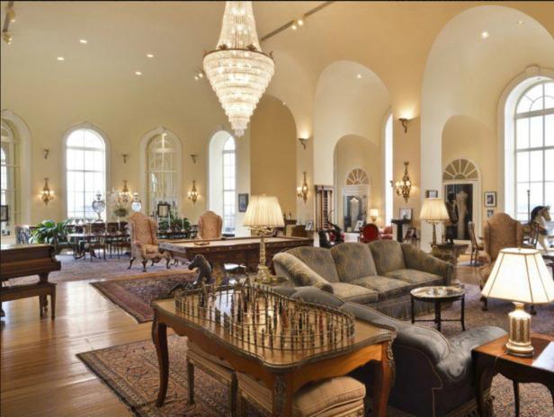 Ein luxuriöses Wohnzimmer mit Billardtisch, Klavier und großem Kronleuchter.
