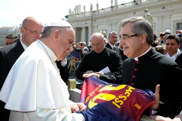 Der Papst schenkte Messi ein unterschriebenes Trikot des Vatikans
