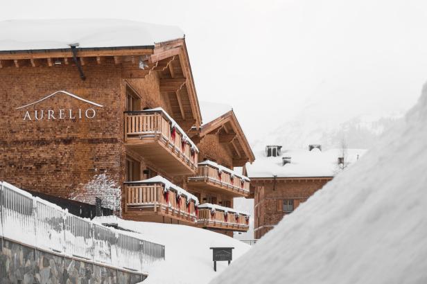 Das Aurelio Hotel in Lech ist im Winter von Schnee bedeckt.