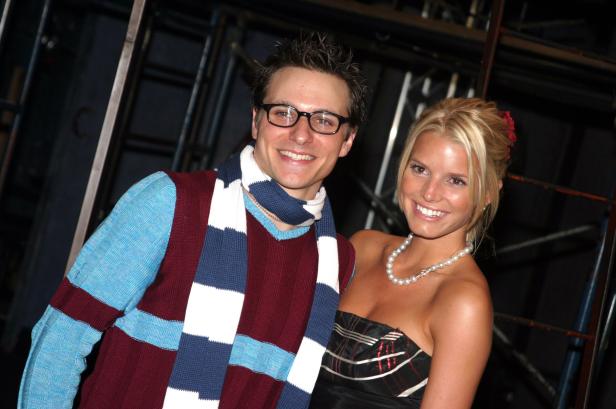Jessica Simpson posiert mit einem Mann mit Brille und Schal.