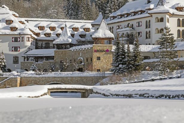 Das „Rosa Alpina“-Hotel in St. Kassian ist im Winter mit Schnee bedeckt.
