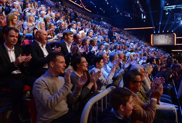 Ein großes Publikum applaudiert bei der Fernsehsendung „Wetten, dass..?“.