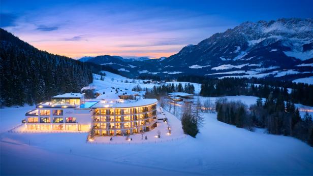 Das Hotel „Krumers Alpin“ in Seefeld in Tirol liegt in einer verschneiten Winterlandschaft.