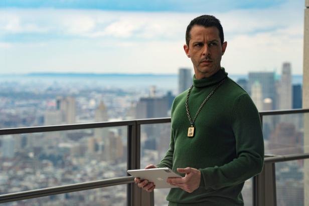 Kendall Roy (Jeremy Strong) auf einem New Yorker Hochhaus-Balkon mit Tablet.