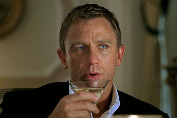 Daniel Craig als James Bond mit einem Martini in der Hand.