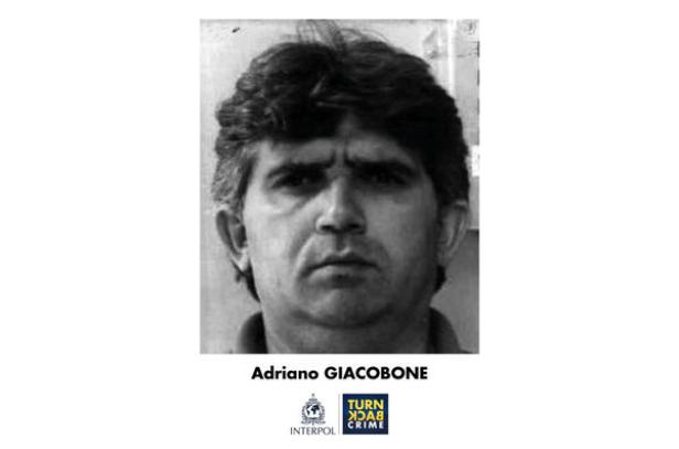 Ein Schwarz-Weiß-Porträt von Adriano Giacobone.