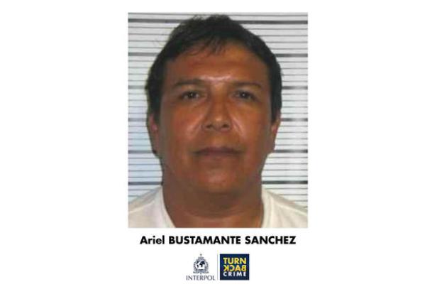 Porträt von Ariel Bustamante Sanchez vor einem Rasterhintergrund.