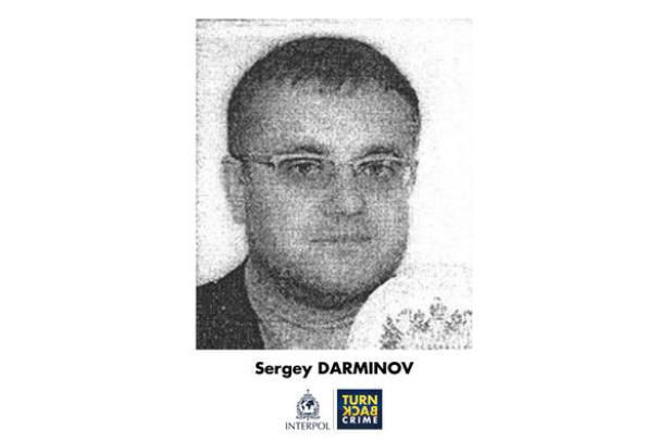Ein Schwarz-Weiß-Porträt von Sergey Darminov mit Brille.
