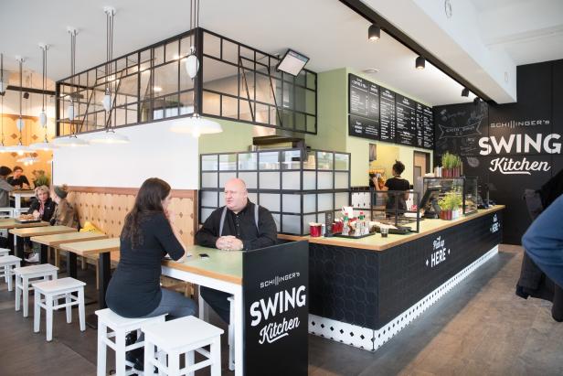 Ein Mann und eine Frau sitzen im „Schillinger's Swing Kitchen“ an einem Tisch.