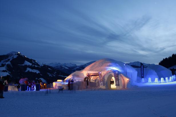 Das Alpeniglu-Dorf in den Bergen bei Nacht mit beleuchteten Iglus.