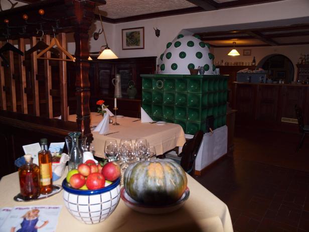 Ein gedeckter Tisch mit Kürbis und Äpfeln in einem traditionellen Restaurant.