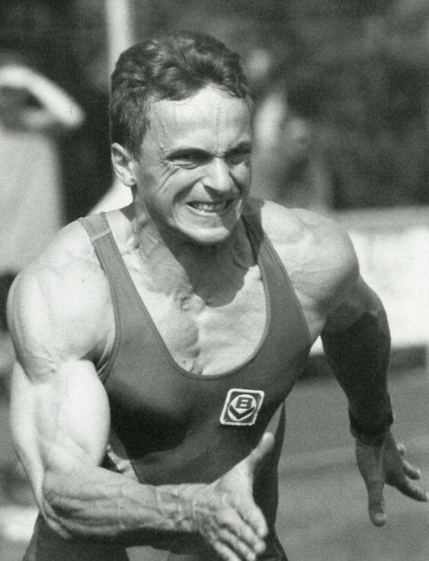 Ein muskulöser Mann rennt mit angestrengtem Gesichtsausdruck.