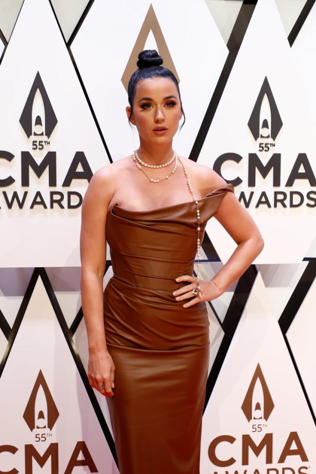 Katy Perry in einem braunen Kleid bei den 55. CMA Awards.