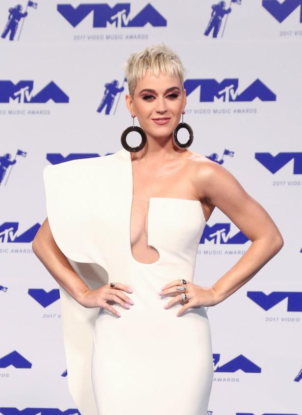 Katy Perry in einem weißen Kleid bei den MTV Video Music Awards 2017.