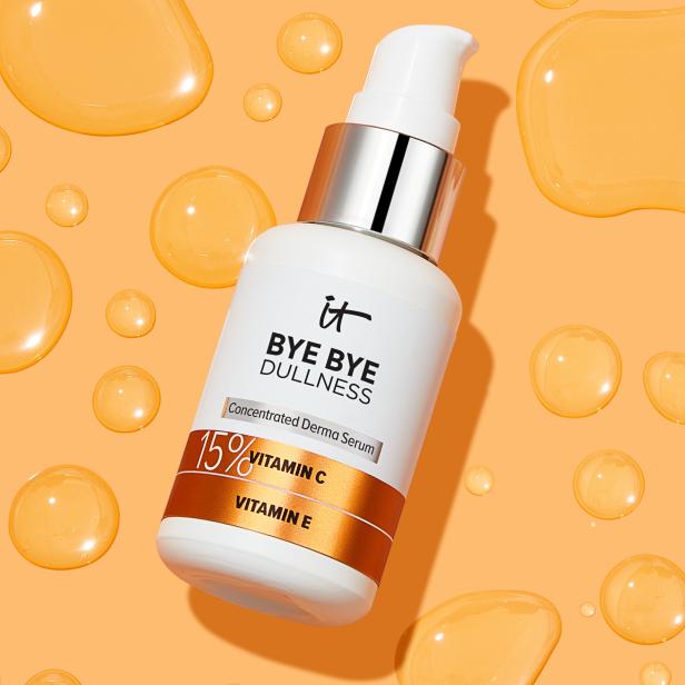 Eine Flasche „Bye Bye Dullness“ Serum mit 15% Vitamin C und Vitamin E auf orangem Hintergrund.