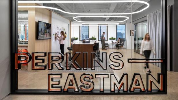 Büroräume von Perkins Eastman mit Mitarbeitern bei der Arbeit.