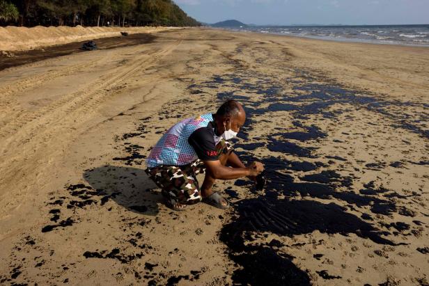Riesiger Ölteppich verschmutzt Traumstrand in Thailand