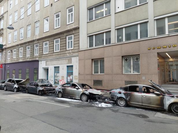 Brennende Polizeiautos: Spuren deuten auf gezielten Anschlag hin