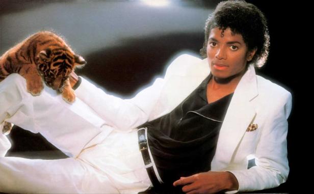 Michael Jackson posiert mit einem Tigerbaby.