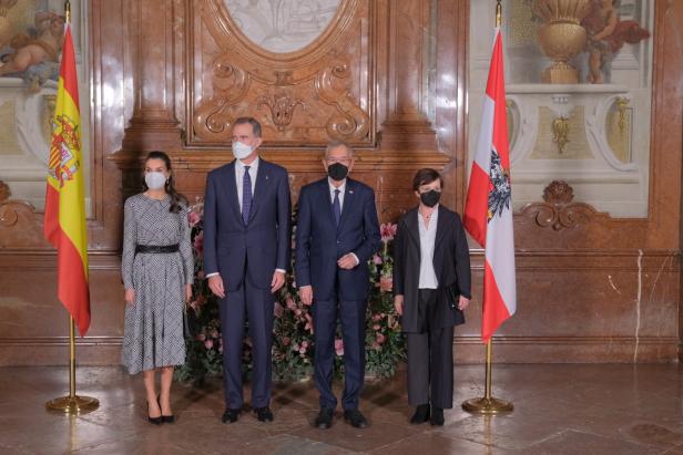 König Felipe, Königin Letizia, Bundespräsident Van der Bellen und Gattin posieren vor Flaggen.