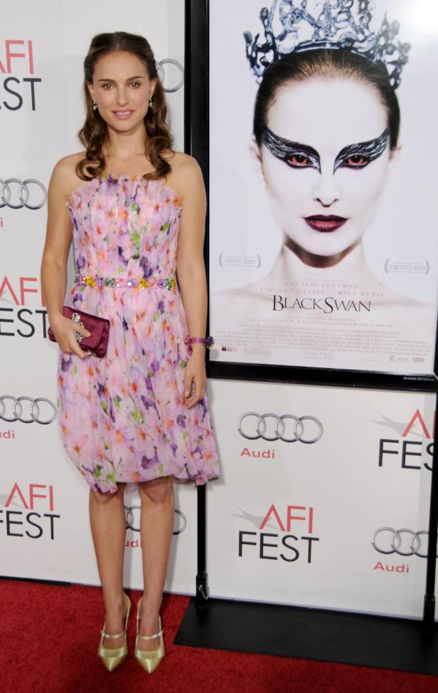 Natalie Portman bei der Premiere von „Black Swan“ vor einem Filmposter.