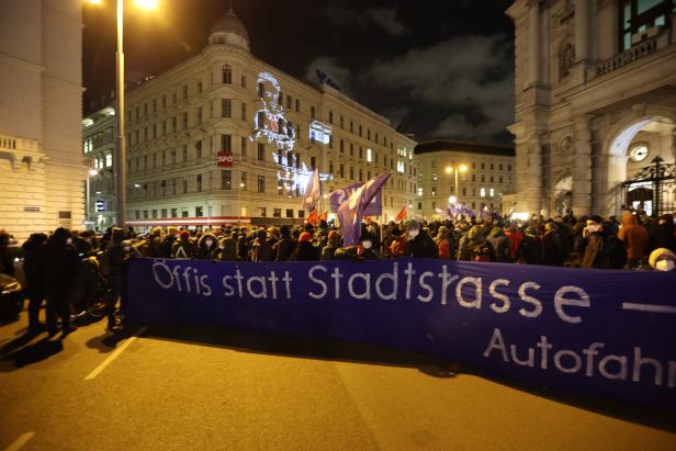 Stadtstraße: Demonstration vor SPÖ-Parteizentrale