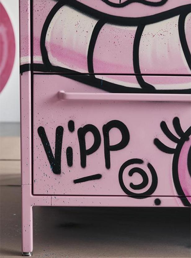 Ein rosa Vipp-Schrank mit Graffiti von André Saraiva.