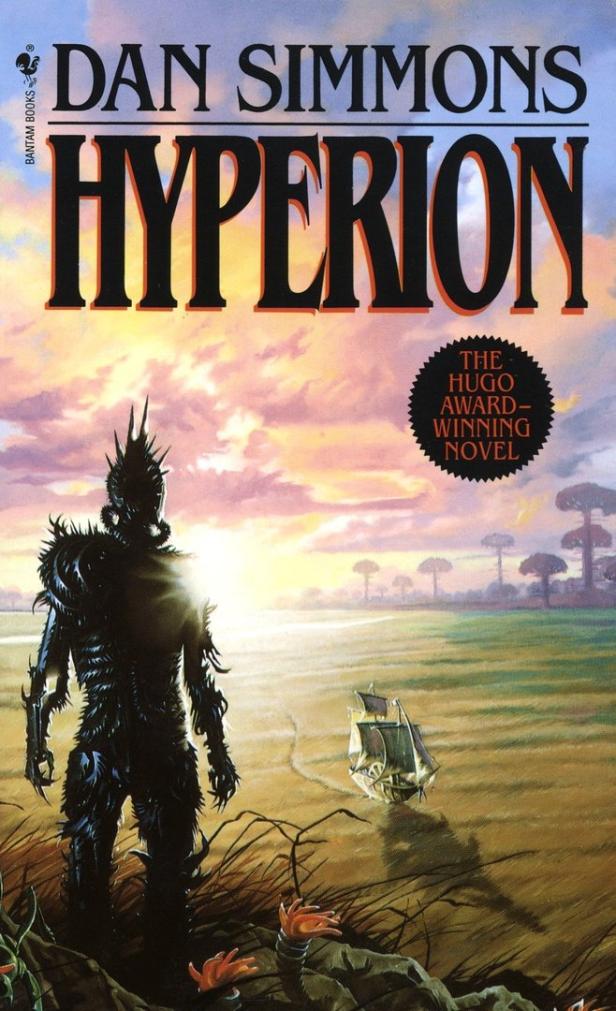 Das Cover des Buches „Hyperion“ von Dan Simmons zeigt eine unheimliche Gestalt und ein Schiff vor einer fernen Stadt.