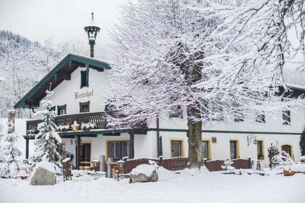 Der Bertahof ist im Winter von Schnee bedeckt.