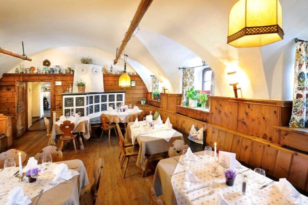 Ein traditionelles Restaurant mit Holzböden und gedeckten Tischen.