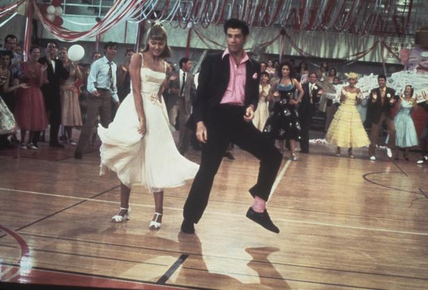 Szene aus dem Film „Grease“ mit John Travolta und Olivia Newton-John beim Tanzen.