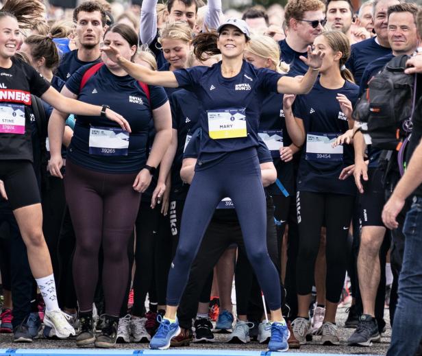 Kronprinzessin Mary beim Aufwärmen mit anderen Läufern vor dem Royal Run.