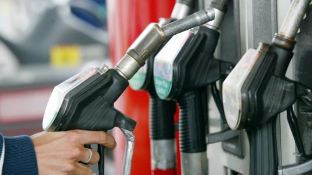 AP** ARCHIV ** Eine Person greift nach einem Zapfhahn am 10.April 2002 an einer Tankstelle in Stuttgart. Wer als Beifahrer durch Tanken der falschen Spritsorte einen Motorschaden verursacht, bliebt unter Umstaenden auf den Kosten sitzen. Darauf weist der Vor der Eiersuche kommt das Staustehen