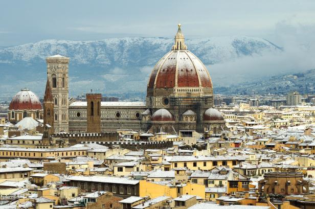 Blick auf Florenz mit dem Dom Santa Maria del Fiore unter einer Schneedecke.