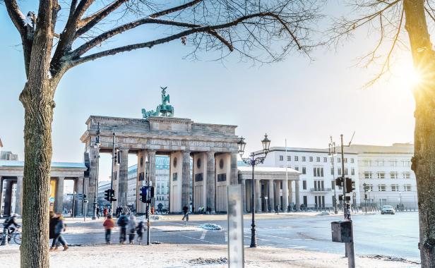 Das Brandenburger Tor in Berlin an einem Wintertag mit Schnee.
