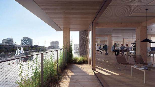 Bürogebäude mit Blick auf das Wasser und Segelboote von einem begrünten Balkon aus.