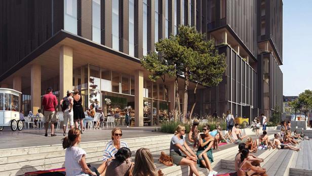 Menschen entspannen sich auf der Marmormolen-Promenade vor einem modernen Gebäude.